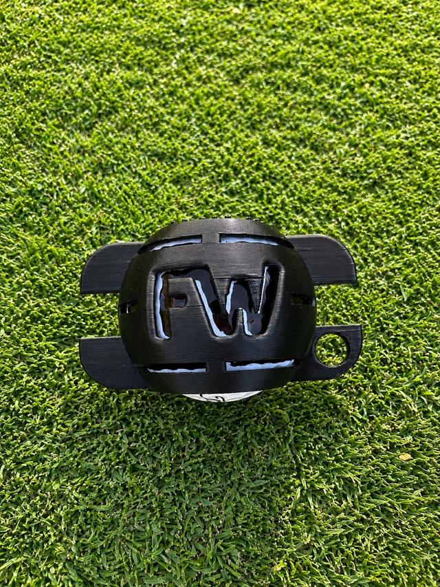 3D-gedruckter Golfballmarker mit Initialen-Ausschnitt FW