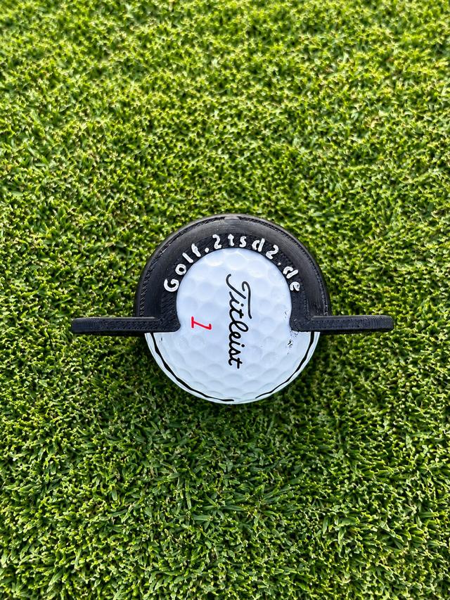 Golfballmarker auf einem Titleist-Ball montiert
